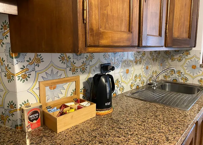 La Marina Piazza Marconi 3* Вернацца