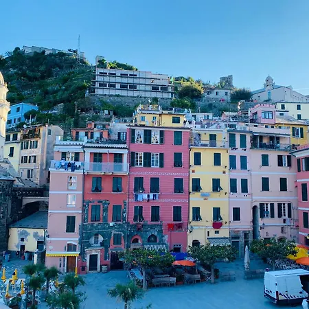 La Marina Piazza Marconi * Vernazza